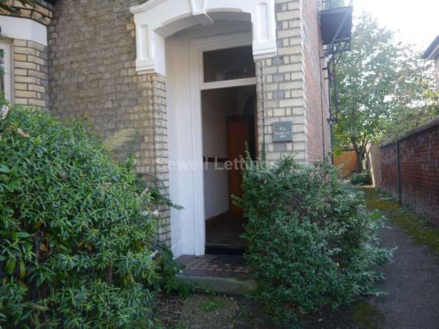  Image of 4 bedroom Apartment to rent in Donnington Road Reading RG1 at Donnington Road  Reading, RG1 5ND