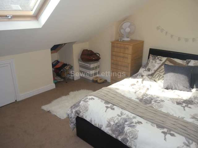  Image of 6 bedroom Detached house to rent in Donnington Road Reading RG1 at Donnington Road  Reading, RG1 5NE