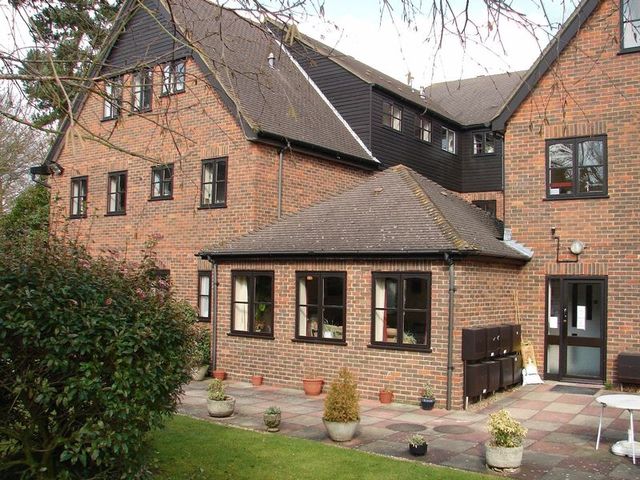  Image of 1 bedroom Retirement Property for sale in Coulsdon Road Coulsdon CR5 at 234 Coulsdon Road  Old Coulsdon, CR5 1EA