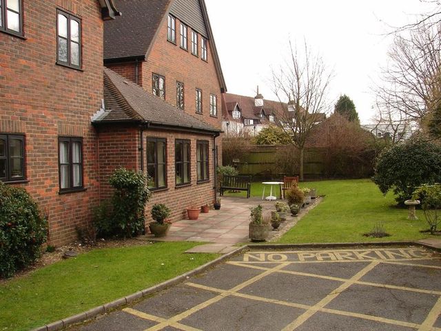  Image of 1 bedroom Retirement Property for sale in Coulsdon Road Coulsdon CR5 at 234 Coulsdon Road  Old Coulsdon, CR5 1EA