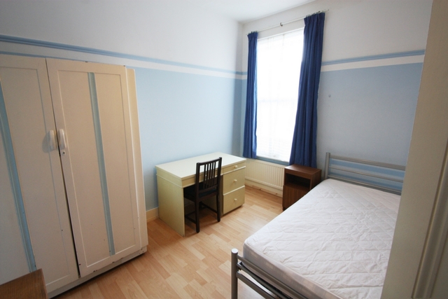  Image of 4 bedroom Flat to rent in Dorothy Road London SW11 at Dorothy Road  London, SW11 2JJ