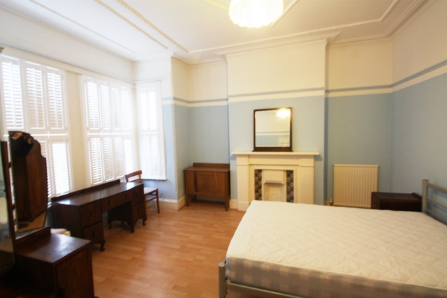 Image of 4 bedroom Flat to rent in Dorothy Road London SW11 at Dorothy Road  London, SW11 2JJ