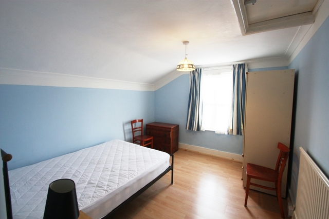  Image of 4 bedroom Flat to rent in Dorothy Road London SW11 at Dorothy Road  London, SW11 2JJ