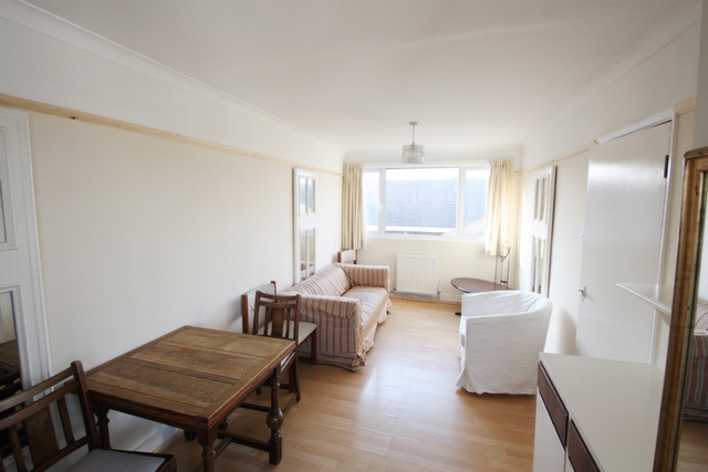  Image of 4 bedroom Flat to rent in Dorothy Road London SW11 at Dorothy Road  London, SW11 2JJ