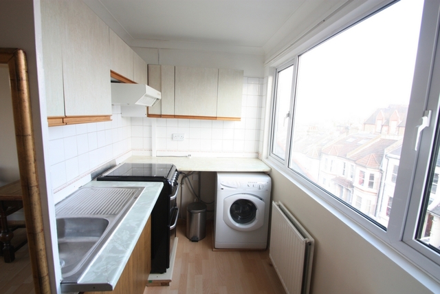  Image of 4 bedroom Flat to rent in Dorothy Road London SW11 at Dorothy Road  London, SW11 2JJ