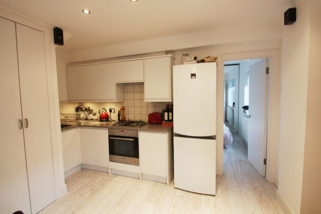 Image of 1 bedroom Flat to rent in Earlsfield Road London SW18 at Earlsfield Road  London, SW18 3DB