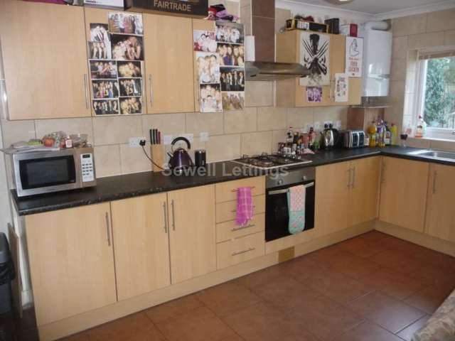  Image of 5 bedroom Detached house to rent in Eastern Avenue Earley Reading RG1 at Eastern Avenue  Reading, RG1 5SF