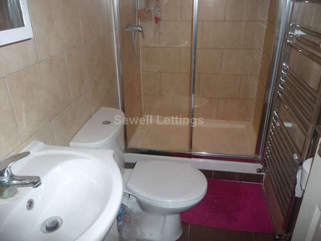  Image of 5 bedroom Detached house to rent in Eastern Avenue Earley Reading RG1 at Eastern Avenue  Reading, RG1 5SF