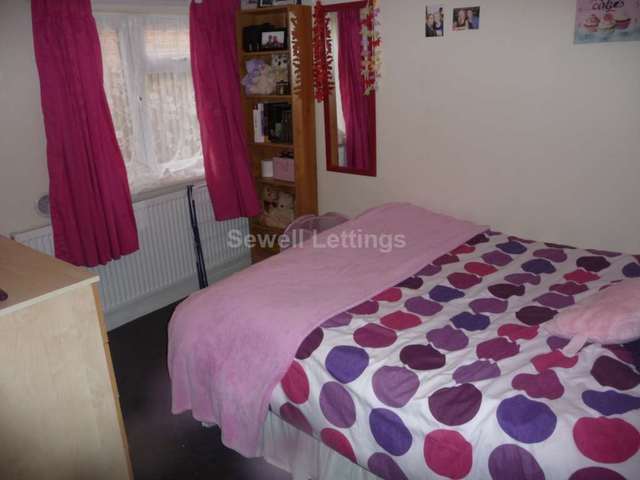 Image of 5 bedroom Detached house to rent in Eastern Avenue Earley Reading RG1 at Eastern Avenue  Reading, RG1 5SF