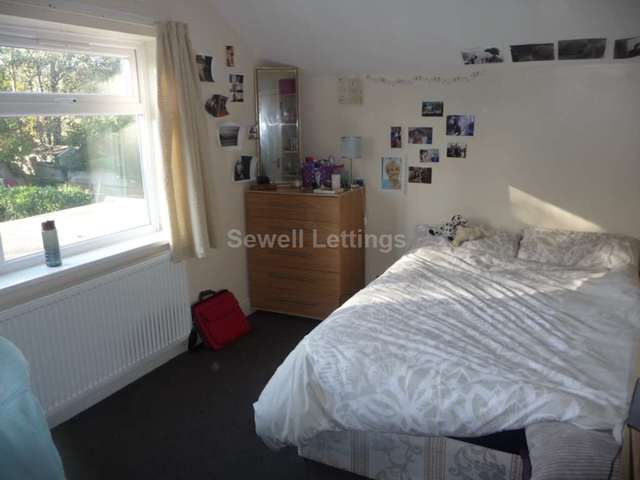  Image of 5 bedroom Detached house to rent in Eastern Avenue Earley Reading RG1 at Eastern Avenue  Reading, RG1 5SF