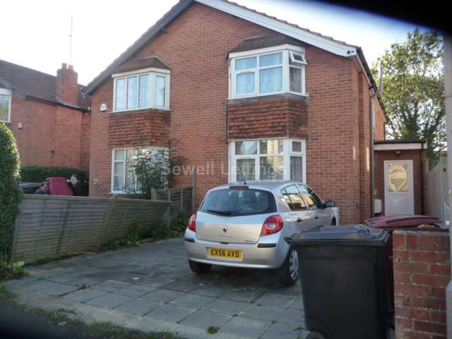  Image of 5 bedroom Detached house to rent in Eastern Avenue Earley Reading RG1 at Eastern Avenue  Reading, RG1 5SF