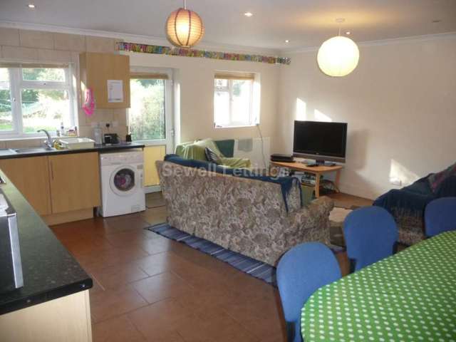  Image of 5 bedroom Detached house to rent in Eastern Avenue Earley Reading RG1 at Eastern Avenue  Reading, RG1 5SF