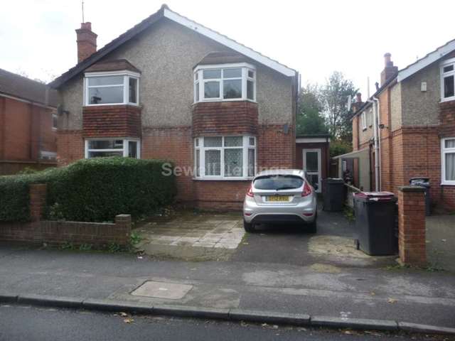  Image of 5 bedroom Detached house to rent in Eastern Avenue Earley Reading RG1 at Eastern Avenue  Reading, RG1 5SF