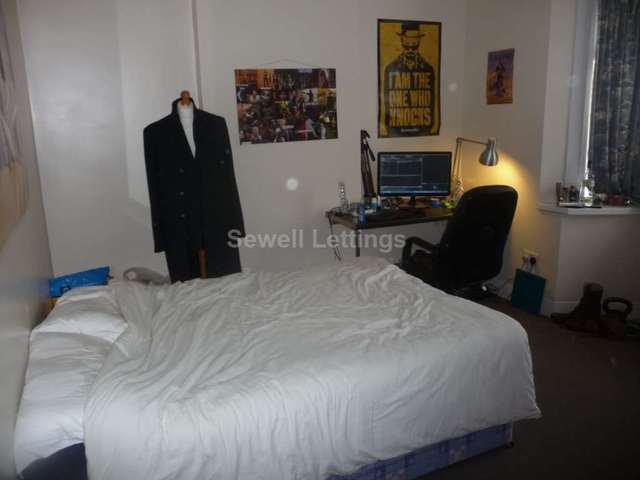  Image of 5 bedroom Detached house to rent in Eastern Avenue Earley Reading RG1 at Eastern Avenue  Reading, RG1 5SF