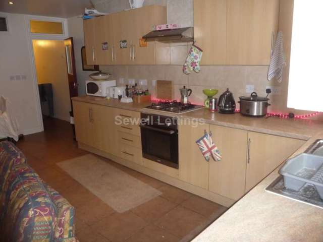  Image of 5 bedroom Detached house to rent in Eastern Avenue Earley Reading RG1 at Eastern Avenue  Reading, RG1 5SF