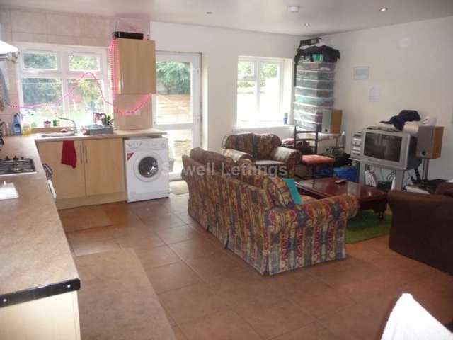  Image of 5 bedroom Detached house to rent in Eastern Avenue Earley Reading RG1 at Eastern Avenue  Reading, RG1 5SF