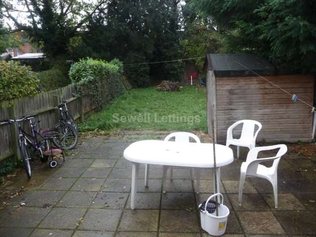  Image of 5 bedroom Detached house to rent in Eastern Avenue Earley Reading RG1 at Eastern Avenue  Reading, RG1 5SF