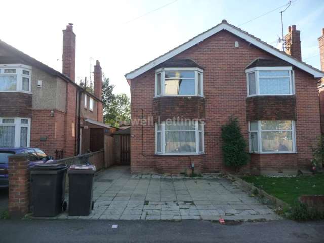  Image of 5 bedroom Detached house to rent in Eastern Avenue Earley Reading RG1 at Eastern Avenue  Reading, RG1 5SF