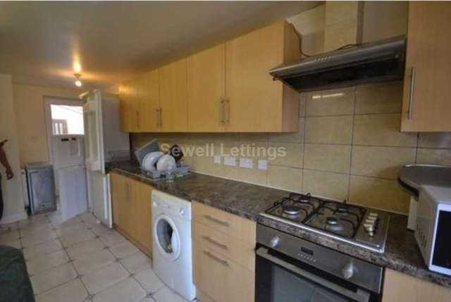  Image of 5 bedroom Detached house to rent in Eastern Avenue Earley Reading RG1 at Eastern Avenue  Reading, RG1 5SF
