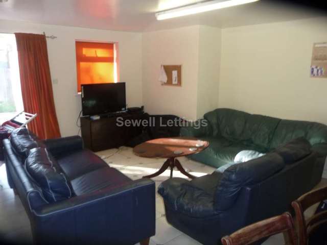 Image of 5 bedroom Detached house to rent in Eastern Avenue Earley Reading RG1 at Eastern Avenue  Reading, RG1 5SF