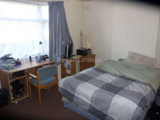  Image of 5 bedroom Detached house to rent in Eastern Avenue Earley Reading RG1 at Eastern Avenue  Reading, RG1 5SF