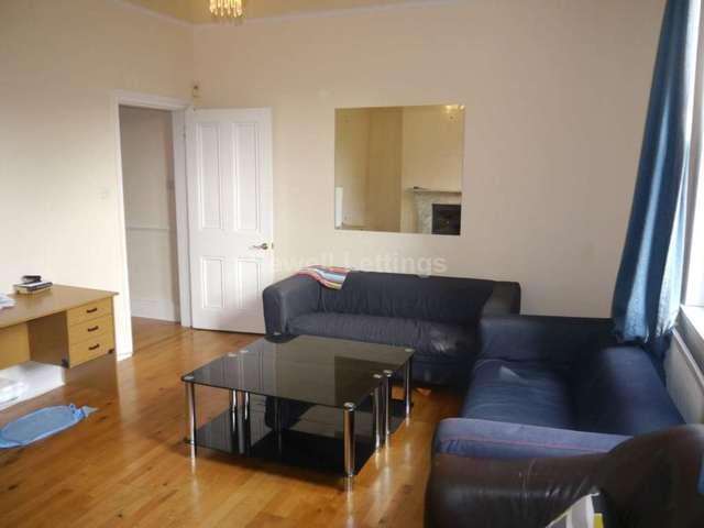  Image of 4 bedroom Apartment to rent in Eastern Avenue Earley Reading RG1 at Eastern Avenue  Reading, RG1 5RY
