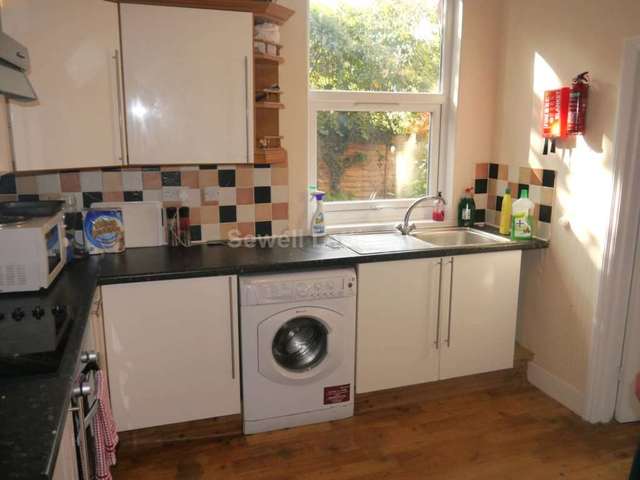  Image of 4 bedroom Apartment to rent in Eastern Avenue Earley Reading RG1 at Eastern Avenue  Reading, RG1 5RY