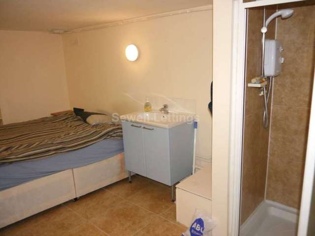  Image of 4 bedroom Apartment to rent in Eastern Avenue Earley Reading RG1 at Eastern Avenue  Reading, RG1 5RY