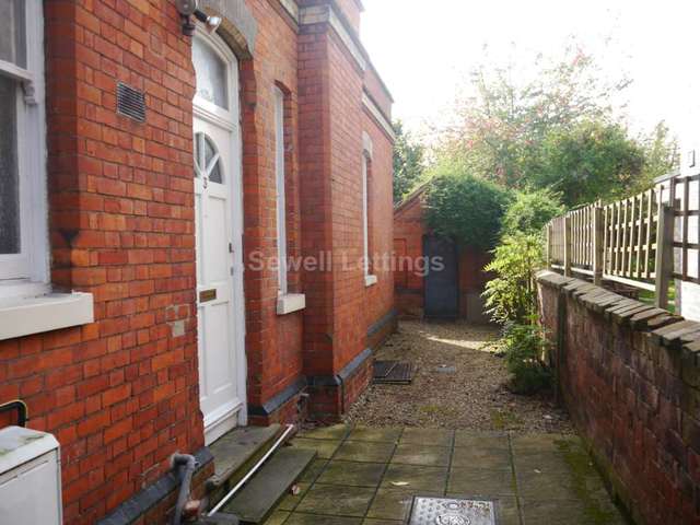  Image of 4 bedroom Apartment to rent in Eastern Avenue Earley Reading RG1 at Eastern Avenue  Reading, RG1 5RY