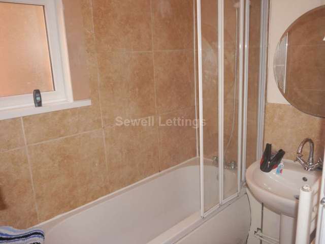 Image of 4 bedroom Apartment to rent in Eastern Avenue Earley Reading RG1 at Eastern Avenue  Reading, RG1 5RY