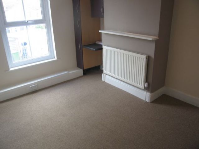  Image of 1 bedroom Flat to rent in Grantham Road Eastleigh SO50 at 10 Grantham Road  Eastleigh, SO50 5PX