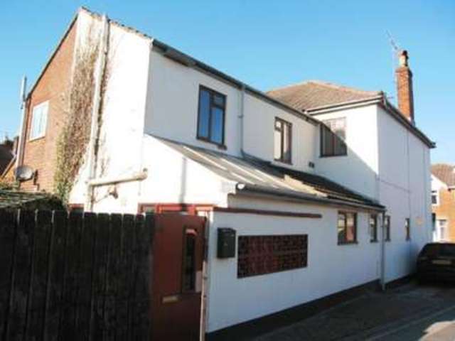  Image of 3 bedroom Semi-Detached house to rent in Factory Road Eastleigh SO50 at Factory Road  Eastleigh, SO50 5NU
