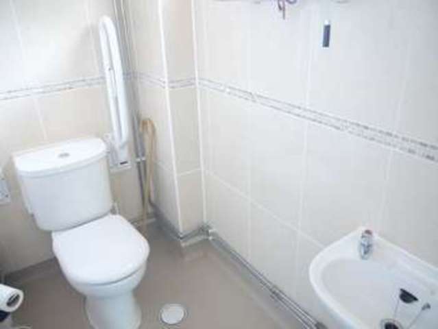  Image of 4 bedroom Semi-Detached house to rent in Royston Avenue Eastleigh SO50 at Royston Avenue  Eastleigh, SO50 4NJ