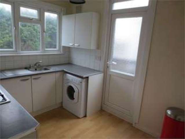  Image of 2 bedroom Apartment to rent in Eastwood Road North Leigh-on-Sea SS9 at Eastwood Road North Leigh on sea Eastwood, SS9 4LT