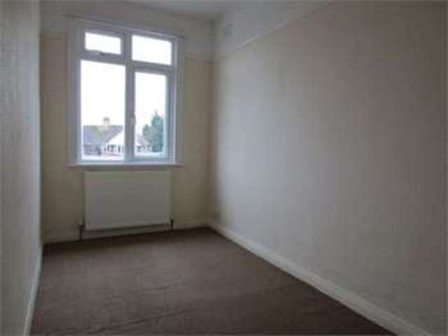  Image of 2 bedroom Apartment to rent in Eastwood Road North Leigh-on-Sea SS9 at Eastwood Road North Leigh on sea Eastwood, SS9 4LT