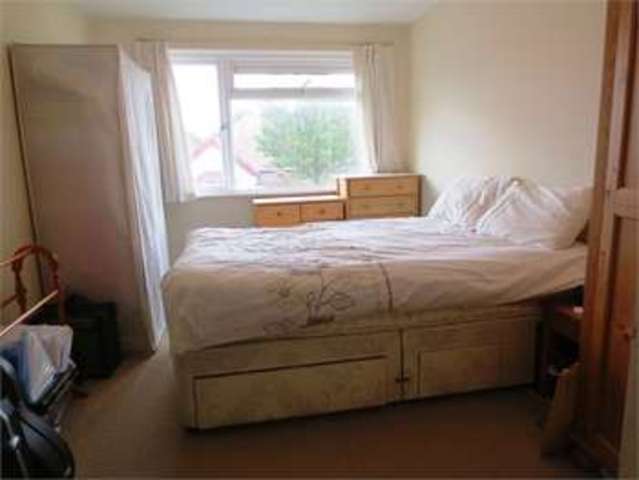  Image of 1 bedroom Apartment for sale in Eaton Road Leigh-on-Sea SS9 at Eaton Road Leigh on sea Leigh-on-Sea, SS9 3PG