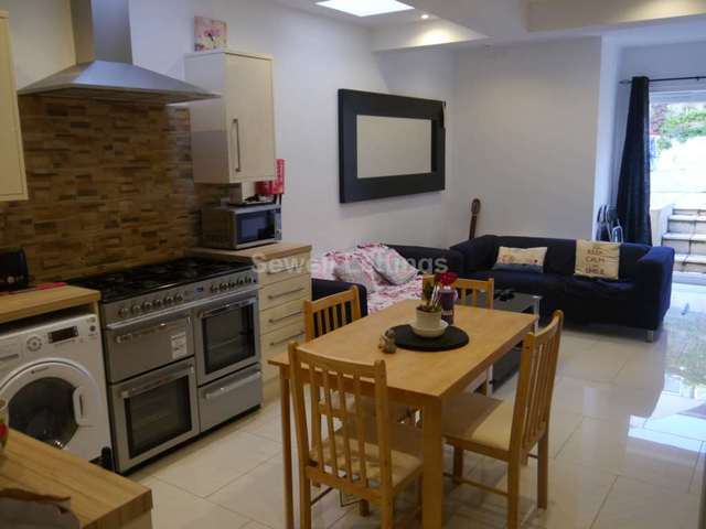  Image of 4 bedroom Detached house to rent in Edgehill Street Reading RG1 at Edghill Street  Reading, RG1 2PU