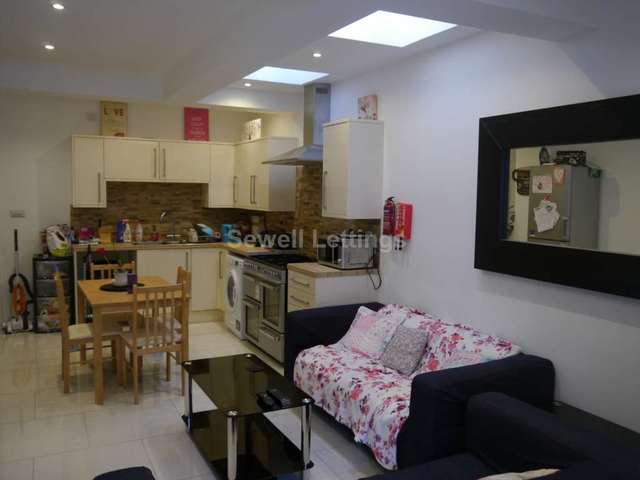  Image of 4 bedroom Detached house to rent in Edgehill Street Reading RG1 at Edghill Street  Reading, RG1 2PU