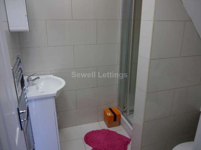 Image of 4 bedroom Detached house to rent in Edgehill Street Reading RG1 at Edghill Street  Reading, RG1 2PU