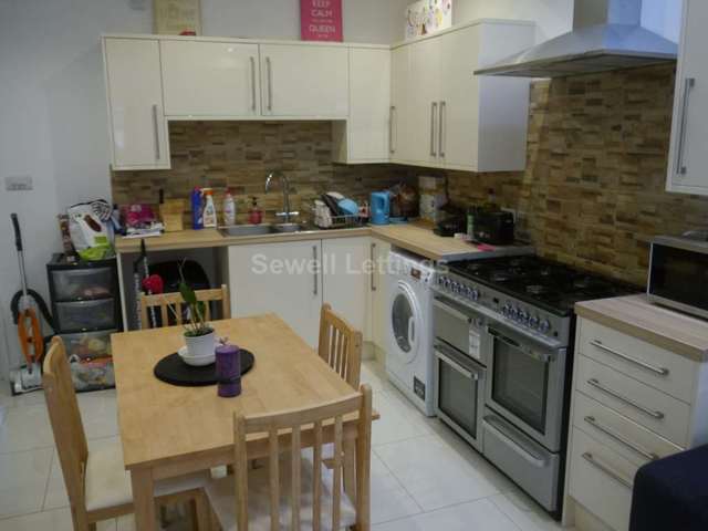  Image of 4 bedroom Detached house to rent in Edgehill Street Reading RG1 at Edghill Street  Reading, RG1 2PU