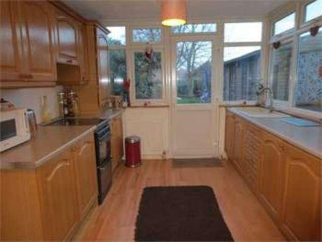  Image of 5 bedroom Semi-Detached house for sale in Edinburgh Avenue Leigh-on-Sea SS9 at Edinburgh Avenue Leigh on sea Leigh-on-Sea, SS9 3SG