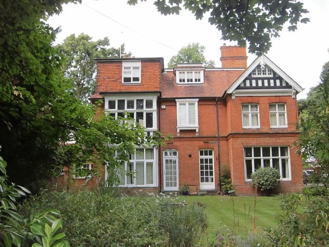  Image of 2 bedroom Flat for sale in Egham Hill Englefield Green Egham TW20 at Kinburn Drive  Egham, TW20 0BD