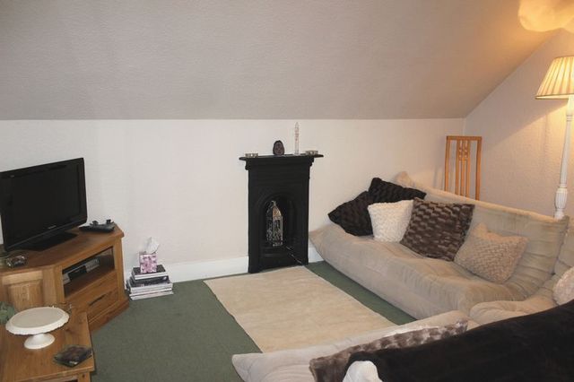  Image of 2 bedroom Flat for sale in Egham Hill Englefield Green Egham TW20 at Kinburn Drive  Egham, TW20 0BD