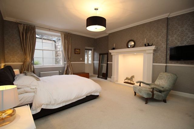  Image of 3 bedroom Flat to rent in Eglinton Crescent Edinburgh EH12 at West End Edinburgh Edinburgh, EH12 5DD