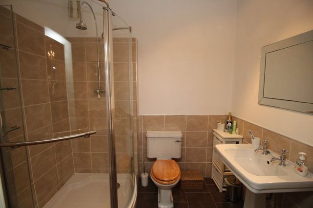  Image of 3 bedroom Flat to rent in Eglinton Crescent Edinburgh EH12 at West End Edinburgh Edinburgh, EH12 5DD