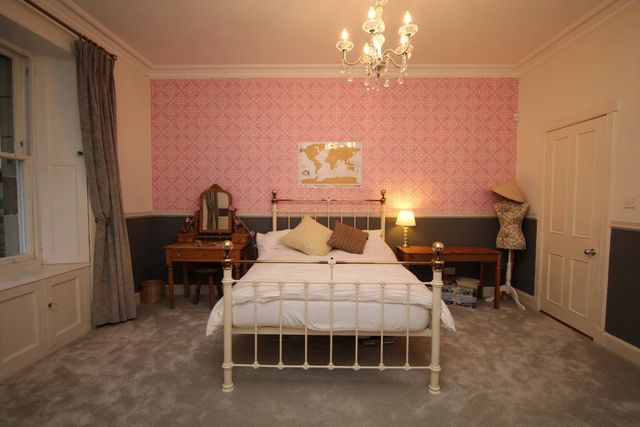  Image of 3 bedroom Flat to rent in Eglinton Crescent Edinburgh EH12 at West End Edinburgh Edinburgh, EH12 5DD