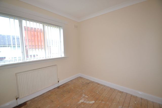  Image of 3 bedroom Flat to rent in Elizabethan Way Renfrew PA4 at Renfrew Renfrewshire Renfrewshire, PA4 0LY