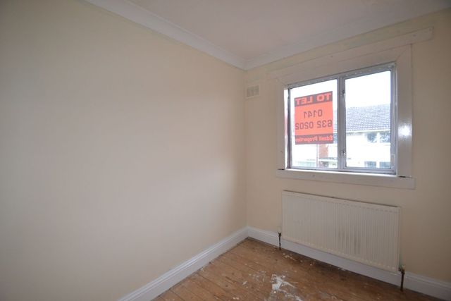  Image of 3 bedroom Flat to rent in Elizabethan Way Renfrew PA4 at Renfrew Renfrewshire Renfrewshire, PA4 0LY