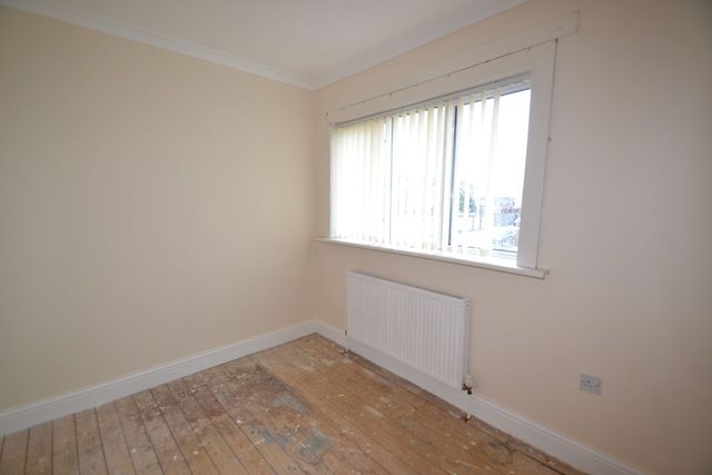  Image of 3 bedroom Flat to rent in Elizabethan Way Renfrew PA4 at Renfrew Renfrewshire Renfrewshire, PA4 0LY