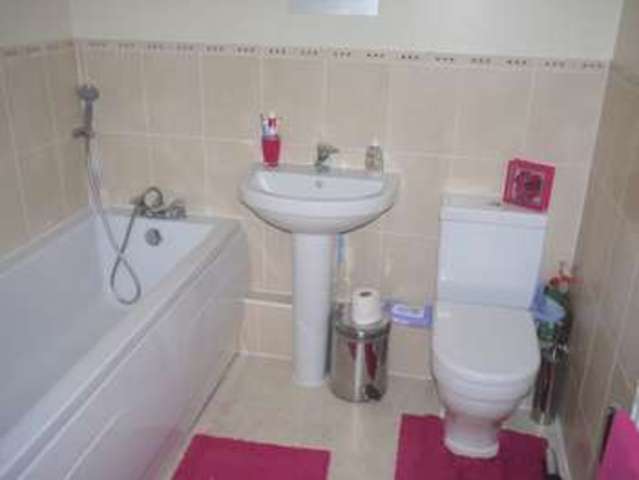  Image of 2 bedroom Flat to rent in Elkins Square Fair Oak Eastleigh SO50 at Elkins Square  Eastleigh, SO50 8HF